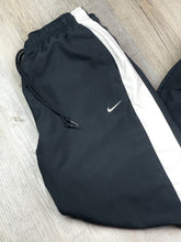 Lade das Bild in den Galerie-Viewer, Nike Parachute Track Pant - Medium
