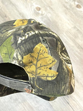 Carregar imagem no visualizador da galeria, Vintage Realtree Camo Cap
