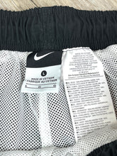 Cargar imagen en el visor de la galería, Nike Parachute Track Pant - Medium
