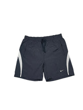 Lade das Bild in den Galerie-Viewer, Nike Short - Small
