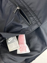 Cargar imagen en el visor de la galería, Nike Reversible Bomber Jacket - Medium
