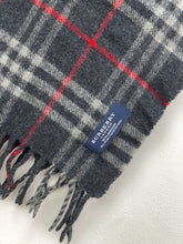 Carregar imagem no visualizador da galeria, Burberry Scarf
