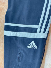 Cargar imagen en el visor de la galería, Adidas Challenger Pant - Small
