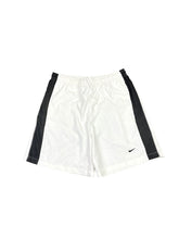 Lade das Bild in den Galerie-Viewer, Nike Short - Medium
