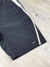 Lade das Bild in den Galerie-Viewer, Nike Short - Large
