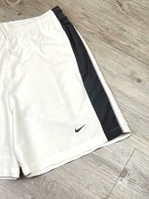 Lade das Bild in den Galerie-Viewer, Nike Short - Medium
