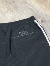 Lade das Bild in den Galerie-Viewer, Adidas Short - Medium
