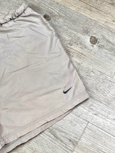 Lade das Bild in den Galerie-Viewer, Nike Short - Medium
