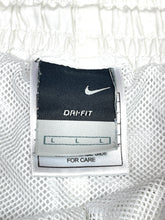 Lade das Bild in den Galerie-Viewer, Nike Short - Medium
