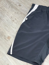 Lade das Bild in den Galerie-Viewer, Nike Short - Large
