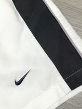 Lade das Bild in den Galerie-Viewer, Nike Short - Medium
