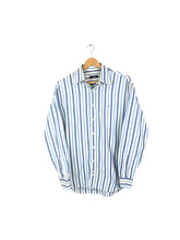 Lade das Bild in den Galerie-Viewer, Burberry Shirt - Medium
