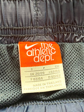 Cargar imagen en el visor de la galería, Nike Parachute Track Pant - Small
