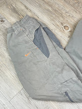 Lade das Bild in den Galerie-Viewer, Nike Parachute Pants - Small
