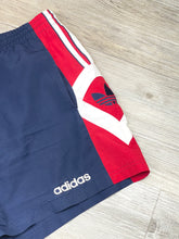 Lade das Bild in den Galerie-Viewer, Adidas Short - Medium
